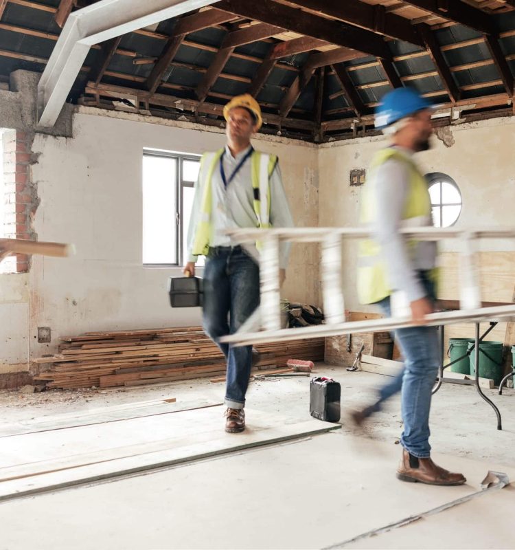 Image de 3 personnes en pleine rénovation intérieure d'une maison
