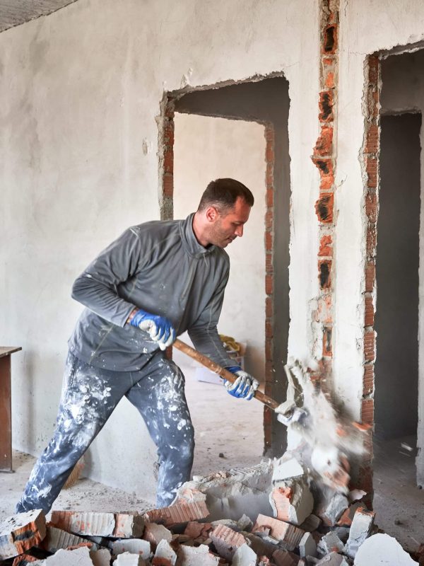 Image d'un homme qui fait de la rénovation énergétique